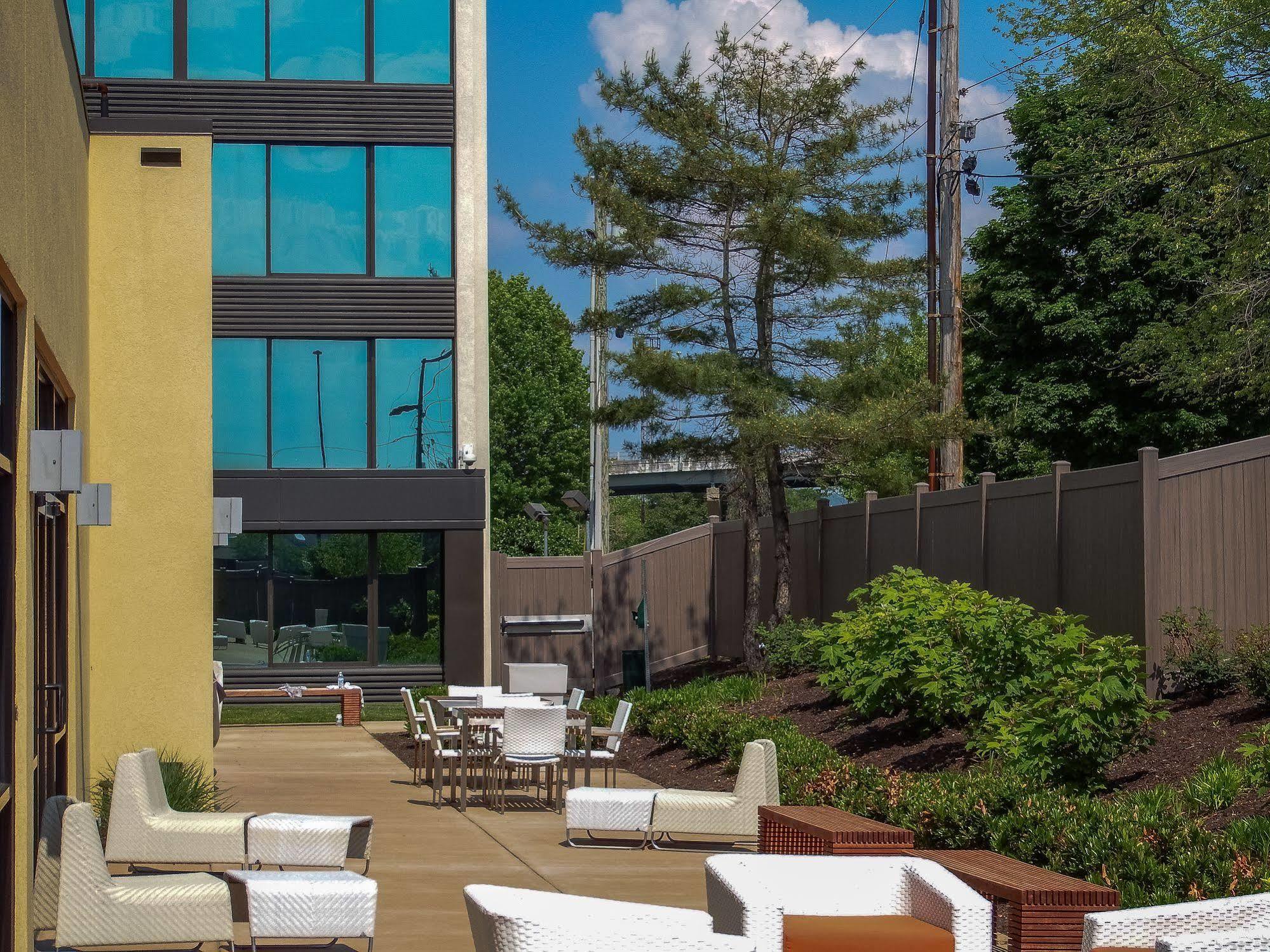 Holiday Inn And Suites Charleston West By Ihg Екстериор снимка
